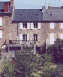 Location maison Saint Briac sur Mer, ancienne maison entièrement rénovée pouvant accueillir jusqu'à 8 personnes. Elle est entièrement équipée. Une grande terrasse vous permet de prendre repas, apéros et siestes à votre convenance.